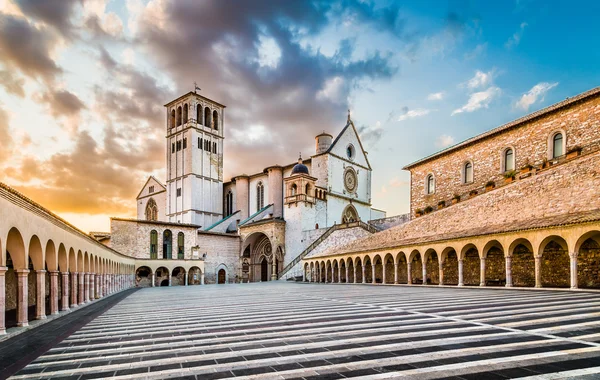 St Francis Assisi Bazilikası gün batımında, Assisi, Umbria, İtalya