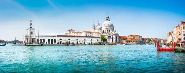 Canal Grande com Basílica de Santa Maria della Saudação em Veneza, Itália — Fotografia de Stock