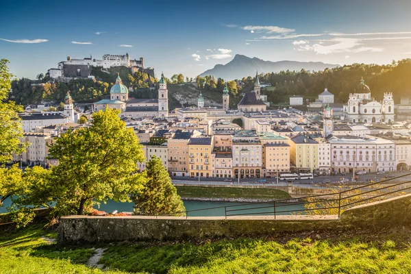 City Salzburg történelmi napnyugtakor a, Salzburg, Ausztria — Stock Fotó