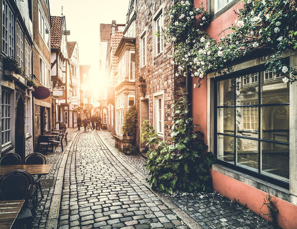Старый город в Европе на закате с эффектом ретро-винтажного фильтра
