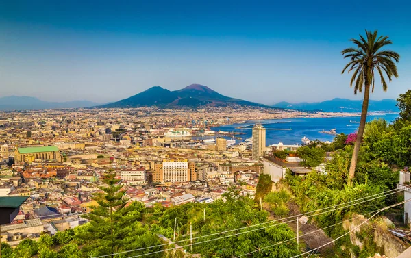 日没、カンパニア州、イタリアのヴェスヴィオ山とナポリの街 — ストック写真