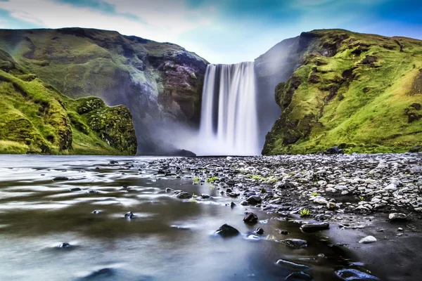 Dlouhé expozice slavné skogafoss vodopád Islandu za soumraku Stock Obrázky