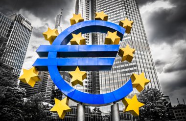 Euro simgesi olarak Avrupa Merkez Bankası Frankfurt, Almanya merkezinde kara bulutlar ile