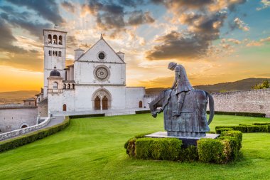 Bazilikası St Francis Assisi günbatımı, Umbria, İtalya