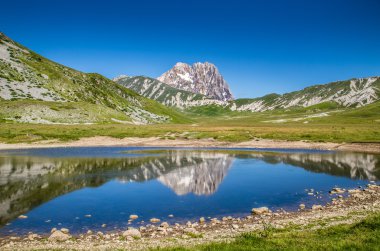 Gran Sasso dağın zirvesinde Campo Imperatore Yaylası, Abruzzo, İtalya