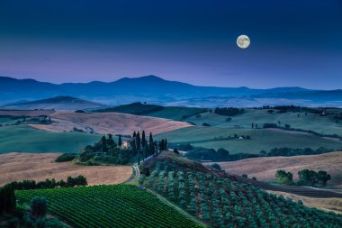 Doğal Tuscany manzara ay ışığında şafakta, Val d'Orcia, İtalya