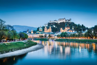 Salzburg cityscape partnerliğindeki nehir mavi saatte Salzburger arazi, Avusturya ile