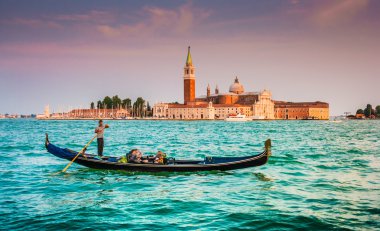 Canal Grande üzerinde gondol günbatımı, San Marco, Venedik, İtalya, San Giorgio Maggiore Kilisesi ile