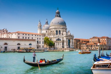 Gondol Basilica di Santa Maria della Salute, Venedik, İtalya ile Canal Grande üzerinde