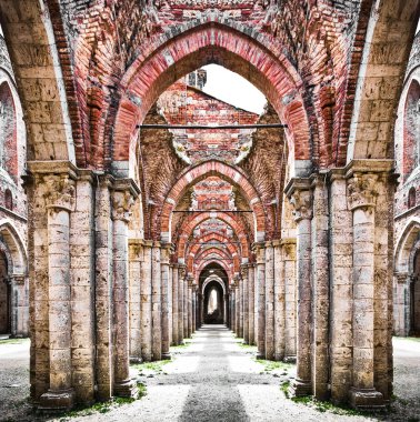 Terk edilmiş bir manastır tarihi kalıntıları