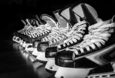 Soyunma odasında dizilmiş hokey paten