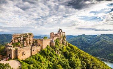 Aggstein kale harabe Wachau, Avusturya için gün batımında ile güzel manzara