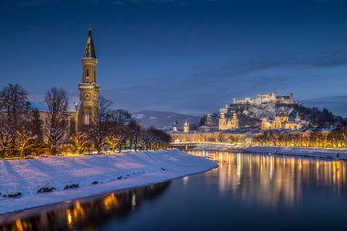 Kış alacakaranlıkta Salzburger arazi, Avusturya tarihi Salzburg city