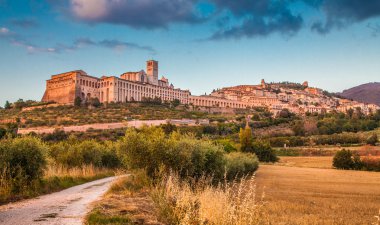 Tarihi şehir Assisi günbatımı, Umbria, İtalya