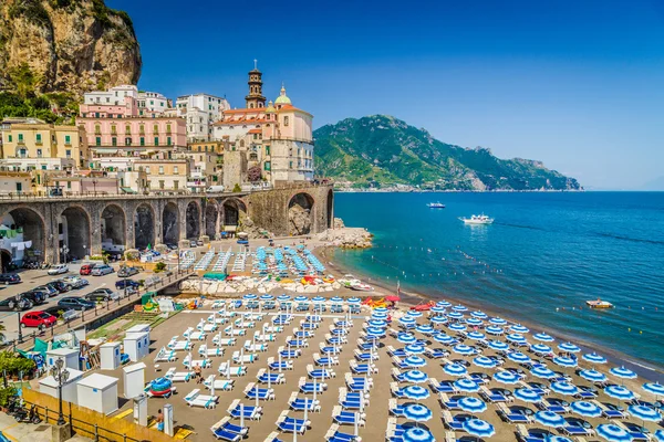 Historické město Atrani, pobřeží Amalfi, Kampánie, Itálie — Stock fotografie