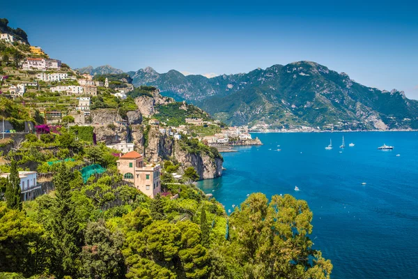 Malebný pohled na pobřeží Amalfi, Kampánie, Itálie — Stock fotografie