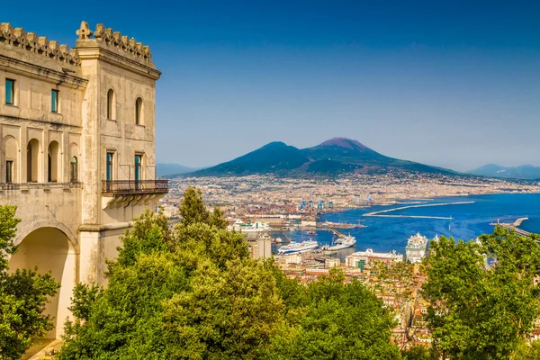 Vista aérea de Nápoles com o Monte Vesúvio, Campânia, Itália — Fotografia de Stock