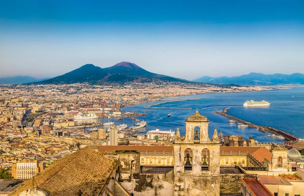 Città di Napoli con il Vesuvio al tramonto, Campania, Italia — Foto Stock