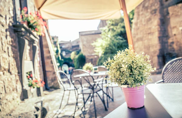 레트로 빈티지 Instagram 스타일으로 유럽에서 오래 된 거리에 있는 카페 — 스톡 사진
