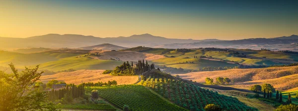 日の出、ヴァル ・ ドルチャ、イタリア トスカーナの風景パノラマ — ストック写真