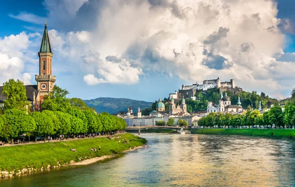 Linha do horizonte de Salzburgo com Festung Hohensalzburg e rio Salzach no verão, Áustria — Fotografia de Stock