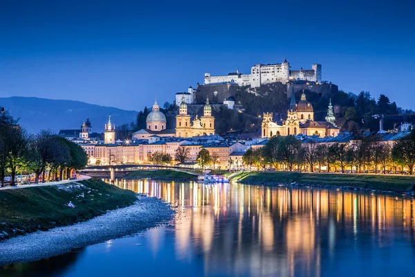 Salzburg manzarası ile Festung Hohensalzburg ve partnerliğindeki Nehri mavi saatte Salzburger arazi, Avusturya