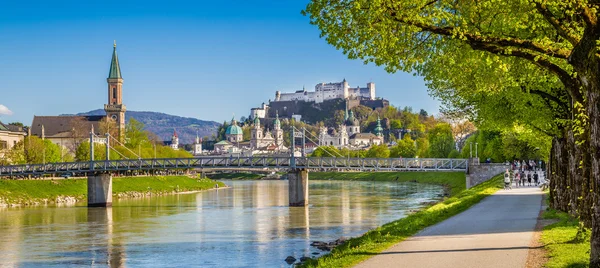 Storica città di Salisburgo con fiume Salzach in estate, Austria — Foto Stock