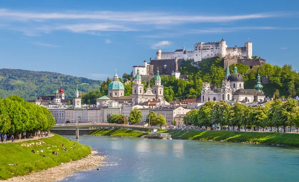 Történelmi Salzburg városában, a Salzach-folyó nyáron, Salzburg, Ausztria — Stock Fotó