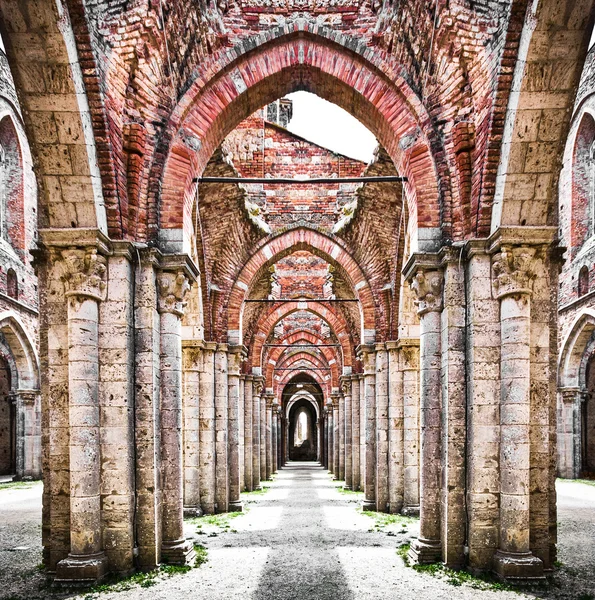 Ruinas históricas de una abadía abandonada —  Fotos de Stock