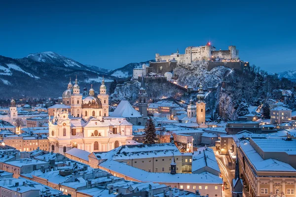 Historische stad salzburg met festung hohensalzburg in de winter, salzburger land Oostenrijk — Stockfoto