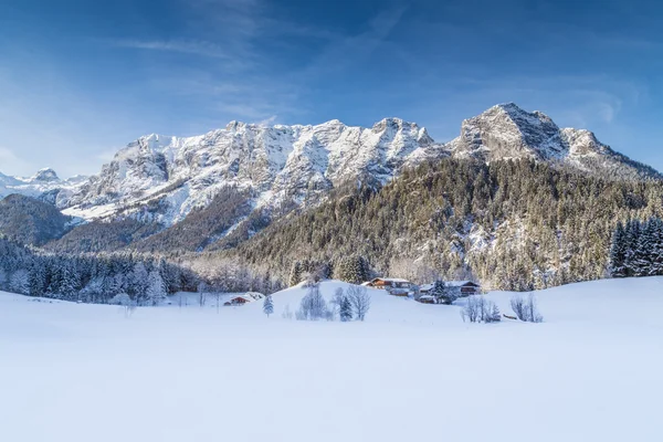 Idyllic winter mountain landscape in the Alps — Stock Photo, Image