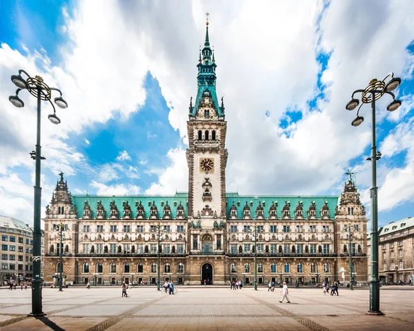 Hamburger Rathaus mit dramatischen Wolken, Deutschland — Stockfoto