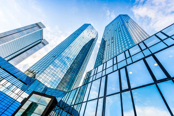Grattacieli moderni nel quartiere degli affari con cielo blu — Foto Stock
