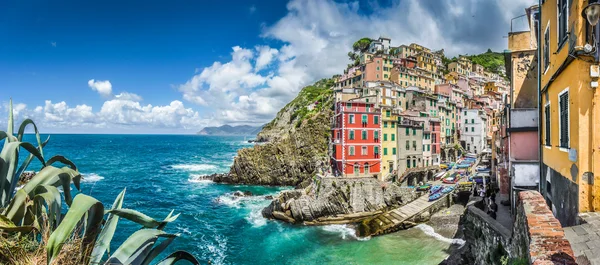 Riomaggiore rybářské vesnice v Cinque Terre, Liguria, Itálie — Stock fotografie