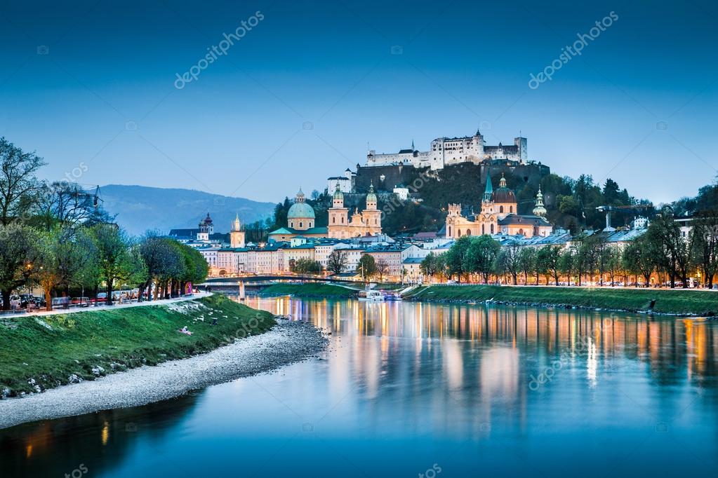 Paisaje urbano de Salzburgo con el río Salzach a la hora azul