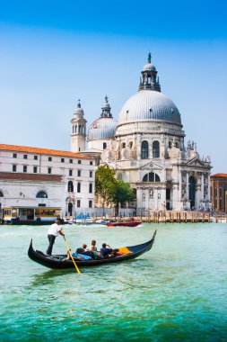 Gondol Basilica di Santa Maria della Salute, Venedik, İtalya ile Canal Grande üzerinde