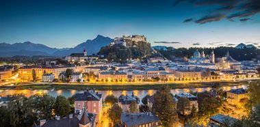 Tarihi şehir Salzburg alacakaranlıkta Salzburger arazi, Avusturya