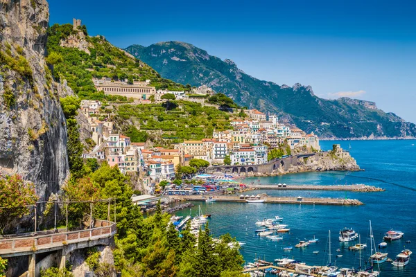 Vista cartão postal de Amalfi, Costa Amalfitana, Campania, Itália — Fotografia de Stock