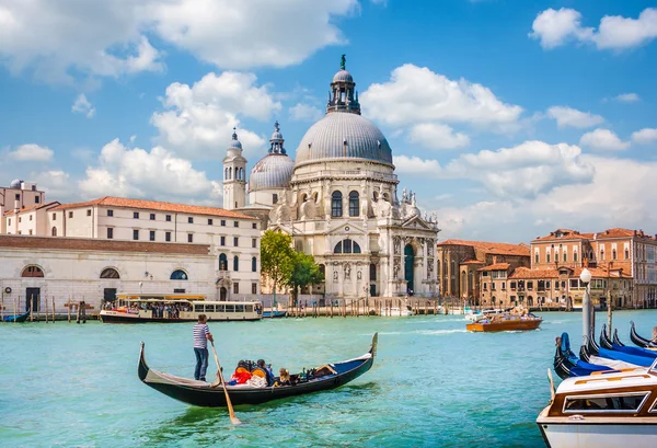 Gondola na Canal Grande s Basilica di Santa Maria della Salute, Benátky, Itálie — Stock fotografie