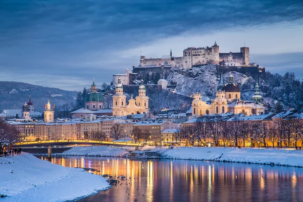 Historische stad van Salzburg in de winter in de schemering, Salzburger Land, Oostenrijk — Stockfoto