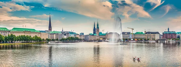 Slavné Binnenalster (vnitřní jezera Alster) při západu slunce, Hamburg, Německo — Stock fotografie