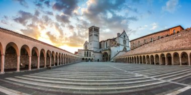 St Francis Assisi Bazilikası gün batımında, Assisi, Umbria, İtalya
