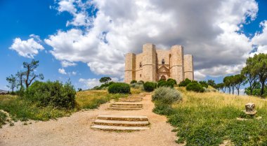 Castel del Monte, ünlü kale bir sekizgen şeklinde Kutsal Roma İmparatoru Frederick II tarafından 13. yüzyılda inşa Apulia, Güneydoğu İtalya güzel görünümü