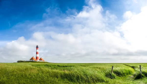 Bellissimo paesaggio con il famoso faro di Westerheversand sullo sfondo al Mare del Nord in Nordfriesland, Schleswig-Holstein, Germania — Foto Stock