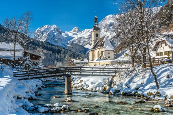 Paisaje invernal escénico en los Alpes bávaros con la iglesia parroquial de Ramsau, Berchtesgadener Land, Alemania — Foto de Stock