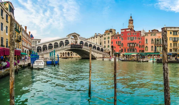 Vista panorámica del Canal Grande con el famoso Puente de Rialto en Venecia, Italia —  Fotos de Stock