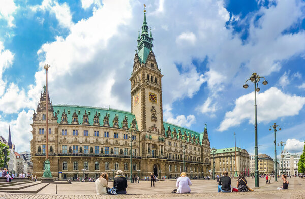 Вид на знаменитую ратушу Гамбурга с драматическими облаками
 
