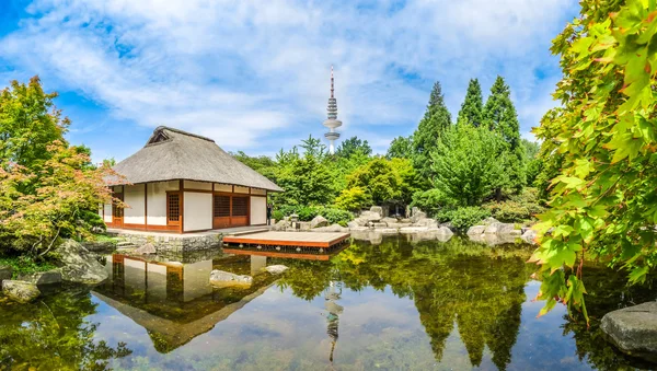 Japanese Garden in Planten um Blomen park with teahouse in Hamburg, Germany — Stock Fotó