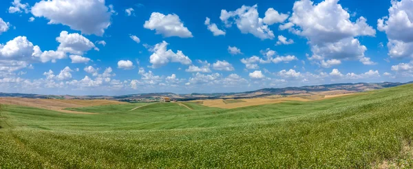 Schilderachtige Tuscany landschap met glooiende heuvels in Val d'Orcia, Italië — Stockfoto