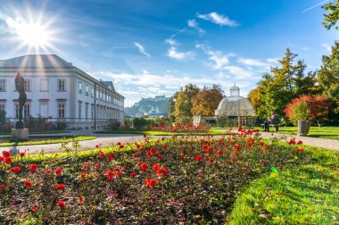 güzel manzara ünlü mirabell bahçeleri ile eski tarihi Kalesi hohensalzburg arka planda Salzburg, Avusturya